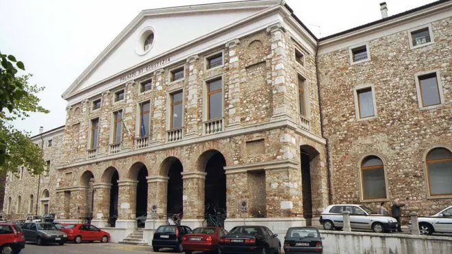 ANTEPRIMA UDINE GENNAIO 2002 TRIBUNALE NUOVO TELEFOTO COPYRIGHT FOTO AGENCY ANTEPRIMA