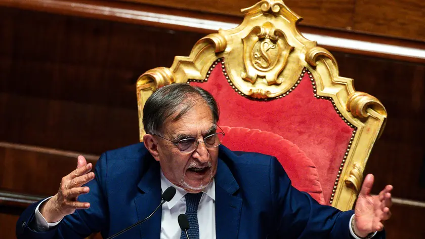 Il presidente del Senato Ignazio La Russa in aula al Senato durante le dichiarazioni di voto sul ddl premierato, per la modifica degli articoli della Costituzione per l'elezione diretta del Presidente del Consiglio dei ministri, il rafforzamento della stabilitaÕ del Governo e l'abolizione della nomina dei senatori a vita da parte del Presidente della Repubblica, Roma, 18 giugno 2024. ANSA/ANGELO CARCONI