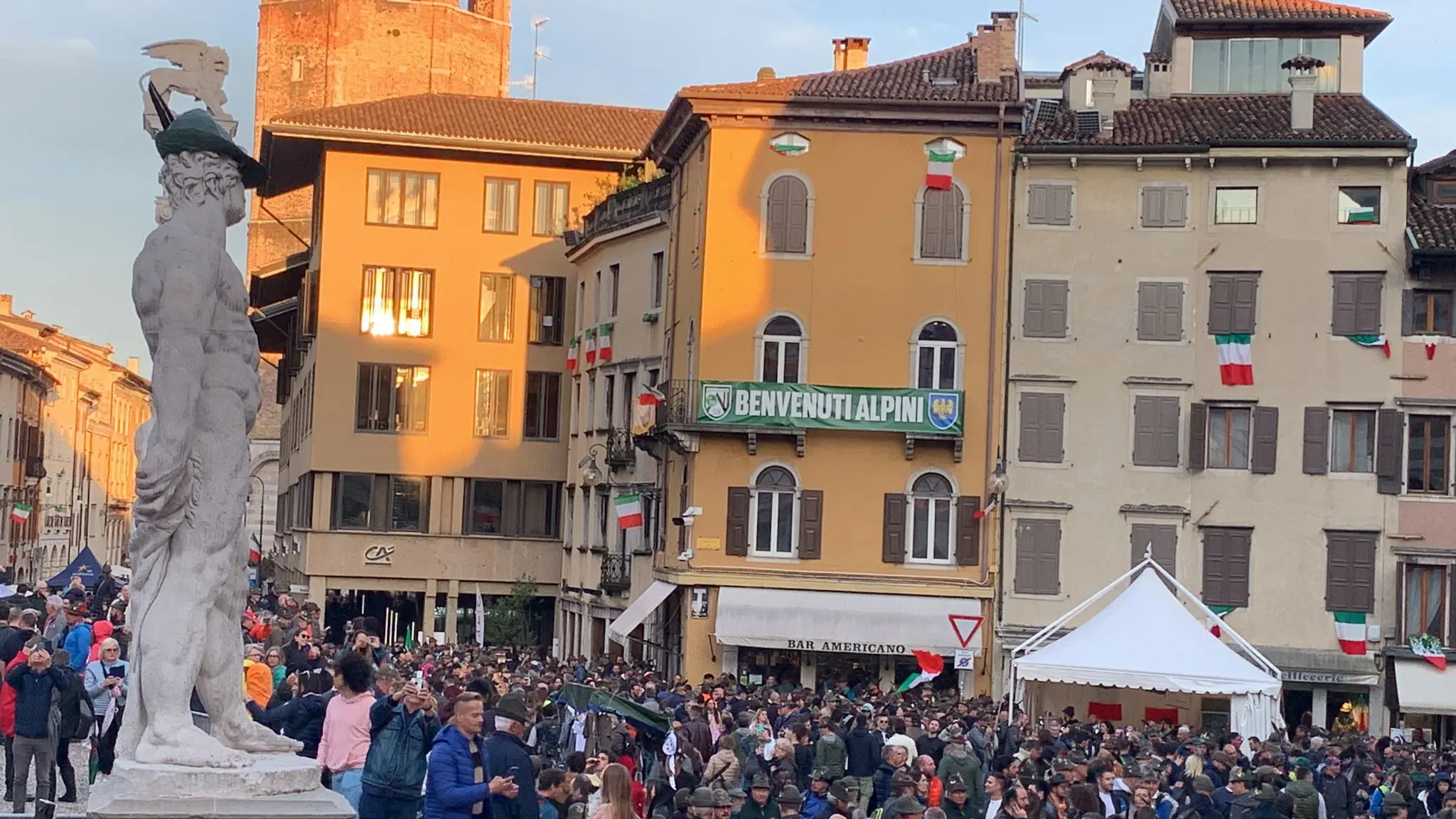 La pioggia non ha scoraggiato le migliaia e migliaia di persone arrivate a Udine per partecipare alla 94esima Adunata nazionale degli alpini che si tiene in città fino a domenica 14 maggio. Ecco le vie del centro invase da penne nere e cittadini