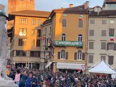 La pioggia non ha scoraggiato le migliaia e migliaia di persone arrivate a Udine per partecipare alla 94esima Adunata nazionale degli alpini che si tiene in città fino a domenica 14 maggio. Ecco le vie del centro invase da penne nere e cittadini