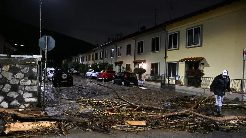 Alberi sradicati e trascinati via dalla corrente assieme ad altri detriti nel quartiere Santa Lucia, Prati, 2 novembre 2023. Trees uprooted and dragged by the water are seen in Santa Lucia, Prato, Tuscany, Italy, 02 November 2023. The Bisenzio river flooded in Prato, cars were carried away by the current, a hospital and a railway station were flooded. Flooding and landslides due to the strong thunderstorms were reported in the Tuscany region, with 3,600 homes without electricity being reported. ANSA/CLAUDIO GIOVANNINI