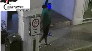 Le immagini delle telecamere di sorveglianza hanno ripreso i momenti prima dell'aggressione