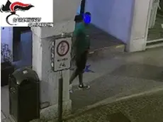 Le immagini delle telecamere di sorveglianza hanno ripreso i momenti prima dell'aggressione
