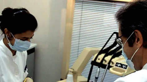 20091219 - ROMA - FIN - SANITA': FALSI DENTISTI; 15.000 ABUSIVI, BUSINESS DA 720 MLN. Una foto di archivio di un dentista al lavoro. Sono circa 15.000 in Italia i falsi dentisti, con un giro d'affari stimato pari a 720 milioni incassati in nero all'anno su un totale di 7,2 milioni di cure. In Italia è in aumento il fenomeno degli odontoiatri abusivi, che senza averne titolo eseguono otturazioni, devitalizzazioni e addirittura delicatissime operazioni. E' quanto emerge dai dati resi noti oggi dai Nas, in una conferenza stampa organizzata dalla commissione Albo odontoiatri (Cao). GIUSEPPE GIGLIA/ANSA /DC