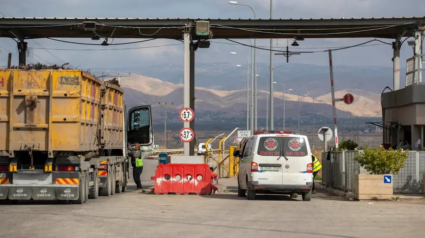 epa08971362 Palestinian truck and ambulance wait to cross the Allenby Bridge, the only crossing between West Bank and Jordan, shortly before it was closed until future notice, in the West Bank city of Jericho, 28 January 2021. Israeli Government Coordinator of Government Activities in the West Bank (COGAT) announced that passenger movement will not be permitted in the Allenby Bridge from both directions from 28 January at 17:00 until further notice, except for specific humanitarian situations, as part of the efforts to reduce the morbidity level in the region. The decision was made in coordination with Jordan and the Palestinian Authority. EPA/ATEF SAFADI
