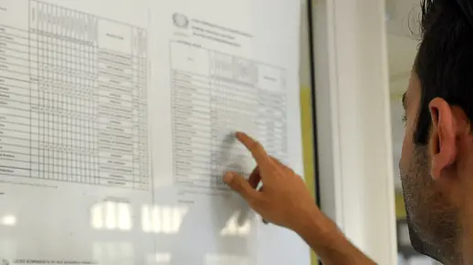 20090713 - ROMA - EDU - MATURITA': PER 15 MILA STUDENTI NIENTE DIPLOMA. A SCRUTINI TRA MEDIE E SUPERIORI 10.000 BOCCIATI PER 5 CONDOTTA. Studenti guardano l'esito degli esami oggi a Roma 13 luglio 2009. ..ANSA/DANILO SCHIAVELLA /DC