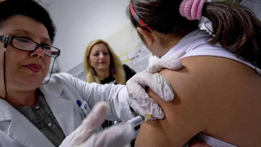 Una bambina viene vaccinata in un ambulatorio della Asl di Napoli, in una foto d'archivio..ANSA / CIRO FUSCO