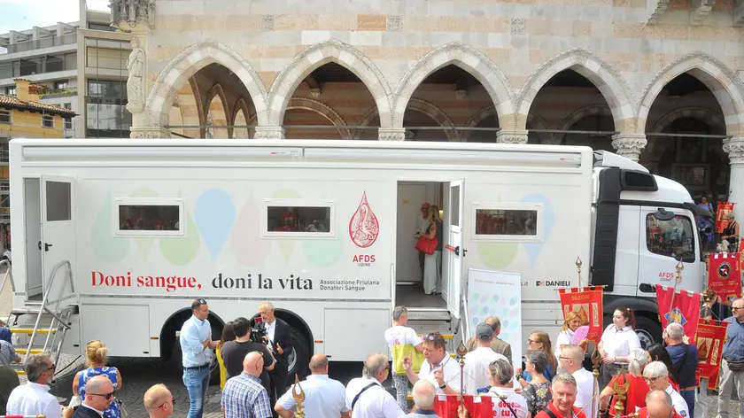 Udine 6 agosto 2022 Camion in piazza libertà donatori di sangue ©Foto Petrussi