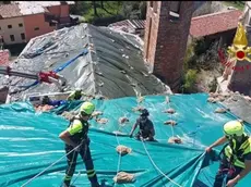 Lavori di sistemazione dei tetti dopo la forte grandinata che ha colpito diverse zone del Friuli e, soprattutto, Mortegliano