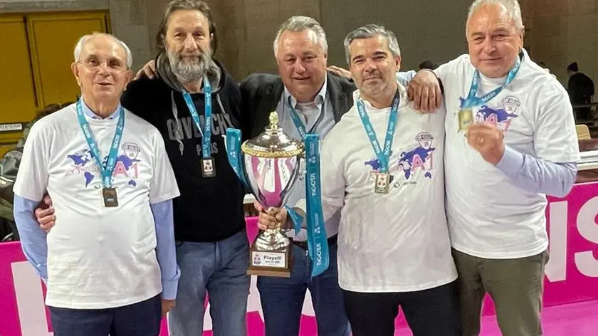Da sinistra: Ambrogio Cattelan, Romeo Salvalaggio, Fabrizio Deana, Fabrizio Cattelan e Gianni De Paoli. Sono i soci della Volley Talmassons srl: ora sono al settimo cielo per la promozione in serie A1