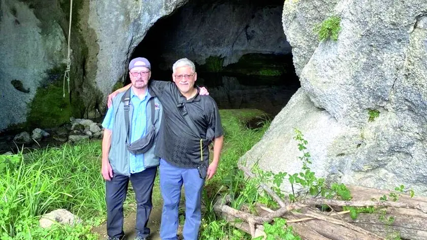 Allen Greening, figlio del colonnello sfuggito ai nazisti, ed Edgar Arroyo nella grotta