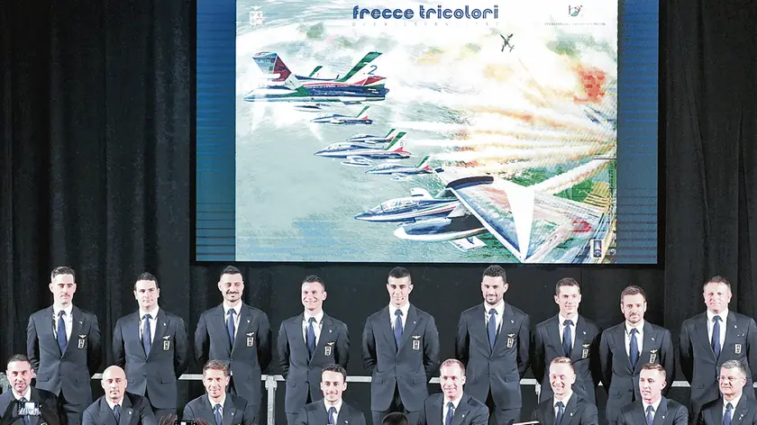 La nuova formazione delle Frecce tricolori schierata sul palco a Rivolto (foto Petrussi)
