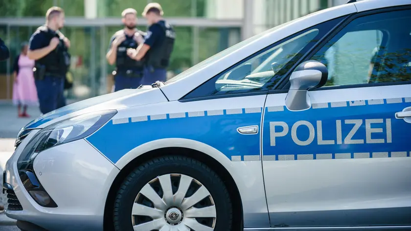 epa08688015 Policemen stand in front of the entrance of the Marie-Elisabeth-Lueders building of the German parliament, the Bundestag, in Berlin, Germany, 22 September 2020. According to German media reports a suspicious package is being examined at the mail center of the German parliament. EPA/CLEMENS BILAN