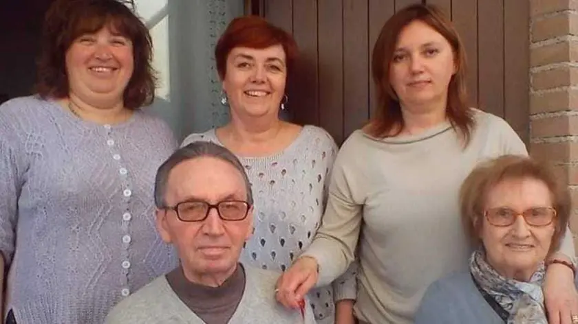 Giovanni Bonafè con le figlie (in piedi da sinistra) Giovanna, Patrizia e Donatella e con la moglie Irma Guf (prima a destra)