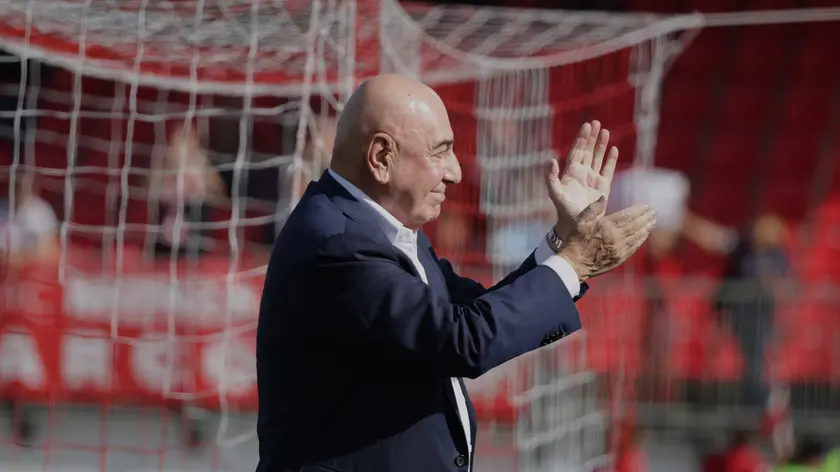 AC Monza’s A.D. Adriano Galliani greet the supporters following the Serie A soccer match between AC Monza vs US Salernitana at U-Power Stadium in Monza, Italy, 8 October 2023. Foto: ANSA / ROBERTO BREGANI
