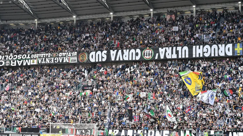 Non c'è l'aria di festa, all'Allianz Stadium, nel giorno che potrebbe consegnare l'8/o scudetto consecutivo alla Juventus, 20 aprile 2019. Ma neppure è affiorata alcuna contestazione particolare o silenzi del tifo, se non gli striscioni degli ultrà appesi con le scritte al contrario nella curva Sud, per la doccia fredda dell'eliminazione dalla Champions e dopo le critiche via social di tantissimi tifosi. ANSA/ALESSANDRO DI MARCO