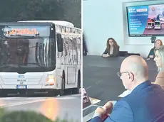 A sinistra l'autobus in transito, a destra la conferenza stampa di presentazione