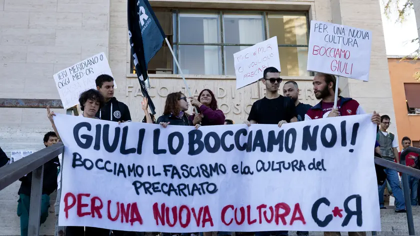 Sit-in degli studenti universitari per l’ultimo esame del ministro della cultura Alessandro Giuli. Roma, 30 settembre 2024 ANSA/MASSIMO PERCOSSI