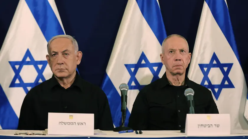 epa10945793 Israel's Prime Minister Benjamin Netanyahu (L) and Defense Minister Yoav Gallant (R) address a press conference in The Kirya military base in Tel Aviv, Israel, 28 October 2023. EPA/ABIR SULTAN / POOL