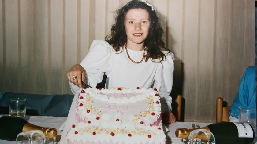 (ARCHIVIO) Serena Mollicone in una immagine di archivio. Sarebbe stata spinta contro una porta all'interno della caserma dei carabinieri di Arce. Morì così 18 anni fa Serena Mollicone, la studentessa uccisa il primo giugno del 2001 nel suo paese, nel Frusinate. Con questa convinzione, suffragata da anni di indagini e perizie, la Procura di Cassino ha chiesto il rinvio a giudizio per cinque indagati, ovvero tutti i membri della famiglia di Franco Mottola, ex comandante della stazione dei carabinieri di Arce, e due altri militari. ANSA/ANTONIO NARDELLI