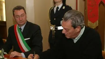 Bolzonello consegna il sigillo della città di Pordenone a Paul Auster