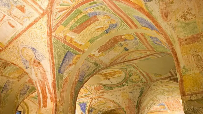 La cripta ad Aquileia: le pareti e il soffitto sono interamente ricoperti da un grandioso ciclo di affreschi risalenti alla fine del XII secolo
