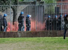 Calcio: incidenti, polizia in assetto antisommossa durante una partita