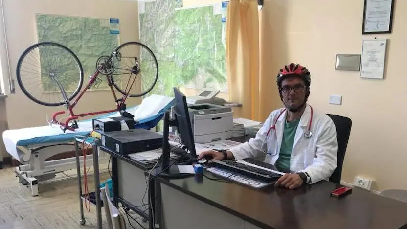 Ciro Antonio Francescutto nel suo studio di diabetologia, a Maniago. Esperienza conclusa non senza tensioni