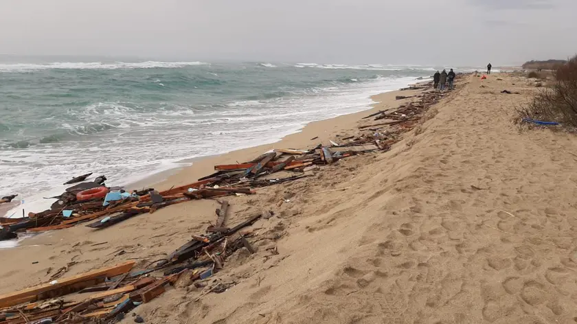 Le ricerche dei dispersi del naufragio del barcone carico di migranti sulla spiaggia di Steccato di Cutro, 27 febbraio 2023. ANSA/ ALESSANDRO SGHERRI