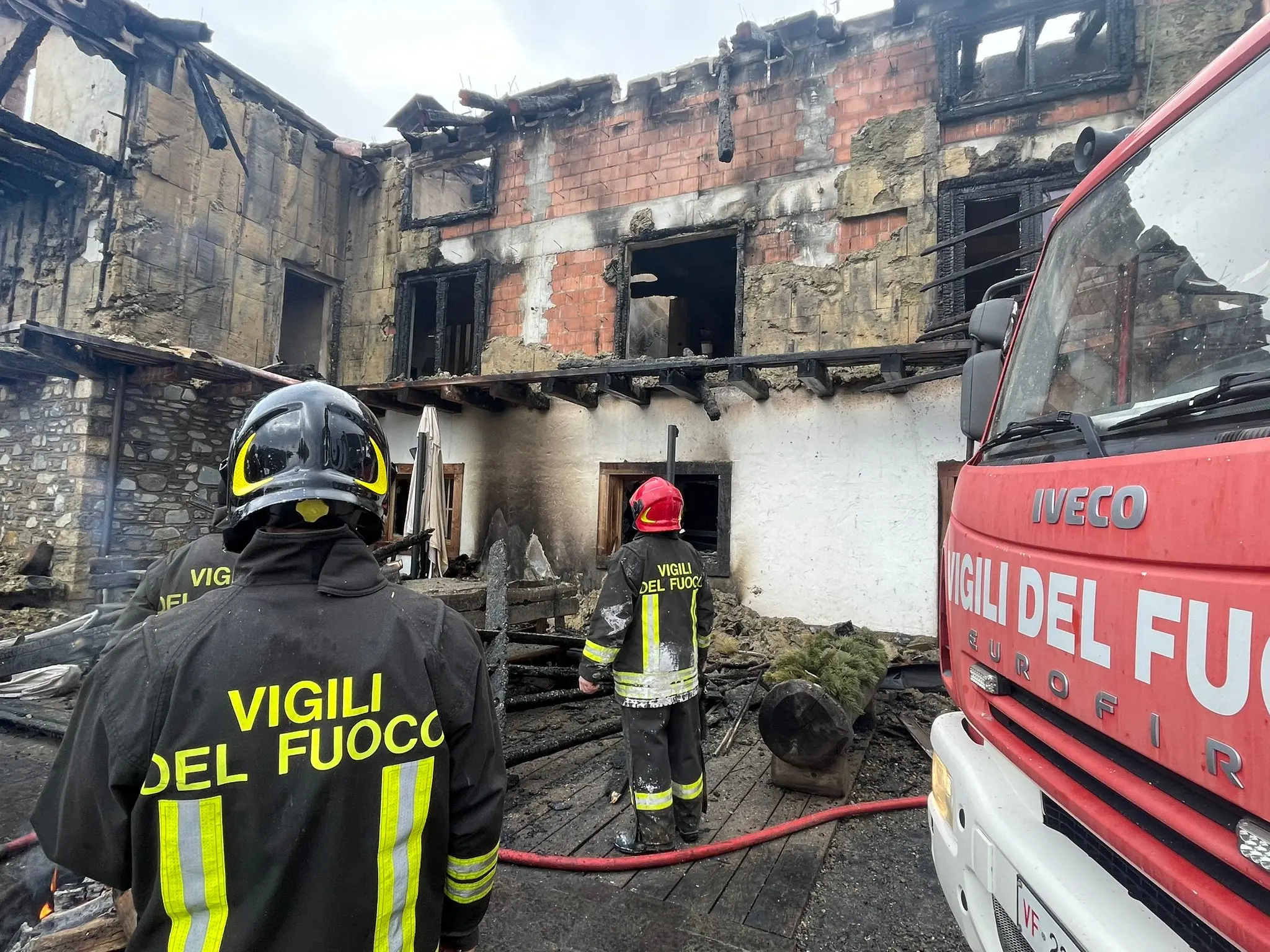 Un grosso incendio divampato poco prima delle 23 di lunedì 23 gennaio, a Sauris, ha completamente distrutto l'albergo Borgo Eibn Mountain Lodge in località Ander Eibn, a Sauris. La struttura alberghiera, di recente costruzione, è stata letteralmente ridotta a un cumulo di macerie fumanti. A dare l'allarme per primo è stato il sindaco, Ermes Petris.
