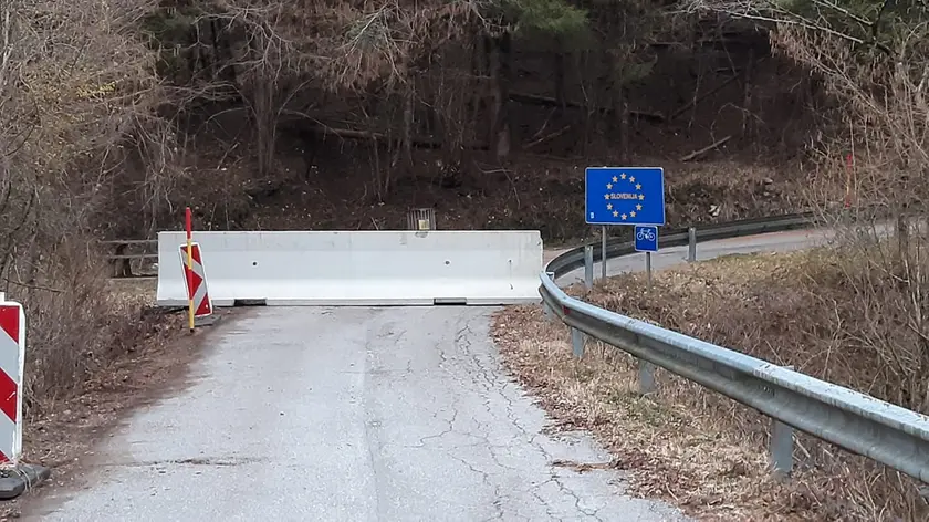 Potenziata la chiusura a Confine di Stato con nuove barriere (Comune di Taipana)