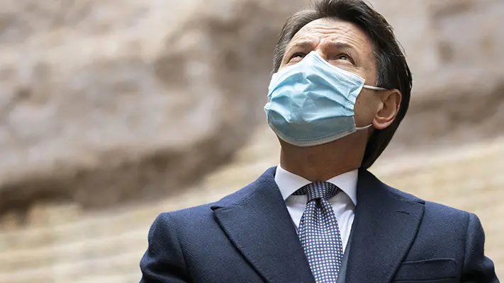 Il presidente del Consiglio Giuseppe Conte si dirige a piedi verso Palazzo Chigi, Roma, 11 gennaio 2021. ANSA/ UFFICIO STAMPA PRESIDENZA DEL CONSIGLIO/ FILIPPO ATTILI +++ ANSA PROVIDES ACCESS TO THIS HANDOUT PHOTO TO BE USED SOLELY TO ILLUSTRATE NEWS REPORTING OR COMMENTARY ON THE FACTS OR EVENTS DEPICTED IN THIS IMAGE; NO ARCHIVING; NO LICENSING +++