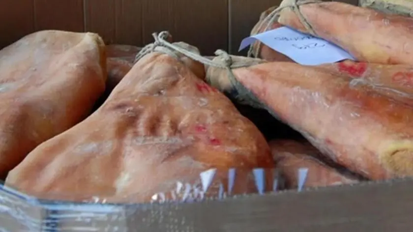 Un momento dell'operazione dei carabinieri del Nas di Bologna che ha portato al sequestro di oltre 40 tonnellate di prosciutto crudo e alla denuncia di tre persone, 8 giugno 2016. In particolare, l'amministratore delegato di una azienda che produce e commercializza prosciutti nel Parmense è stato denunciato poiché ritenuto responsabile di frode in commercio, vendita di sostanze alimentari non genuine e detenzione di alimenti in cattivo stato di conservazione. Commercializzava scarti di lavorazione che invece di essere avviati allo smaltimento venivano presentati come 'ritagli prosciutto stagionato' ad aziende di produzione di pasta ripiena e salumi. Analoghi reati vengono contestati ai legali rappresentanti di due aziende delle province di Bologna e Modena per aver commercializzato tranci di prosciutto crudo, etichettati e spacciati impropriamente come Dop. ANSA/ NAS CARABINIERI +++ ANSA PROVIDES ACCESS TO THIS HANDOUT PHOTO TO BE USED SOLELY TO ILLUSTRATE NEWS REPORTING OR COMMENTARY ON THE FACTS OR EVENTS DEPICTED IN THIS IMAGE; NO ARCHIVING; NO LICENSING +++