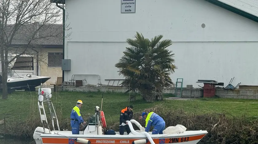 La Protezione civile al lavoro per limitare l'area degli sversamenti di idrocarburi