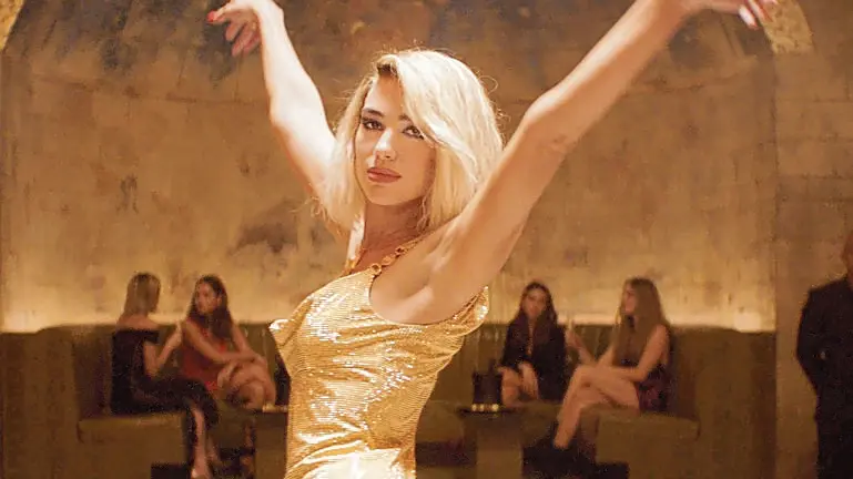 Nel film anche Dua Lipa in un parodia “jamesbondiana”