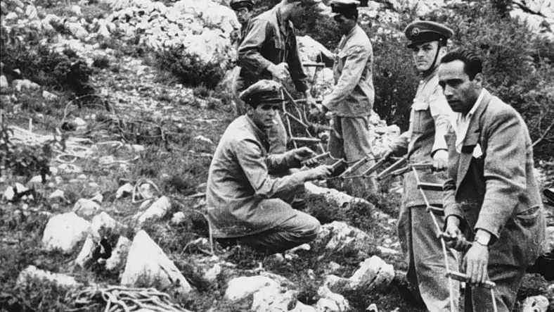Documentazione Foibe fornita dalla Lega nazionale. Primo Levi per l'analisi del testo, le foibe per il tema storico, il ruolo dei giovani nella politica, ma anche la musica, la ricerca della felicità e l'inquietante interrogativo "Siamo soli?", insomma quello che per semplicità tra i maturandi viene definito 'il tema sugli Ufo'. Sono questi gli argomenti proposti ai candidati nella prima prova della Maturità che coinvolge quest'anno 500.694 studenti. ANSA/IAN