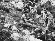 Documentazione Foibe fornita dalla Lega nazionale. Primo Levi per l'analisi del testo, le foibe per il tema storico, il ruolo dei giovani nella politica, ma anche la musica, la ricerca della felicità e l'inquietante interrogativo "Siamo soli?", insomma quello che per semplicità tra i maturandi viene definito 'il tema sugli Ufo'. Sono questi gli argomenti proposti ai candidati nella prima prova della Maturità che coinvolge quest'anno 500.694 studenti. ANSA/IAN