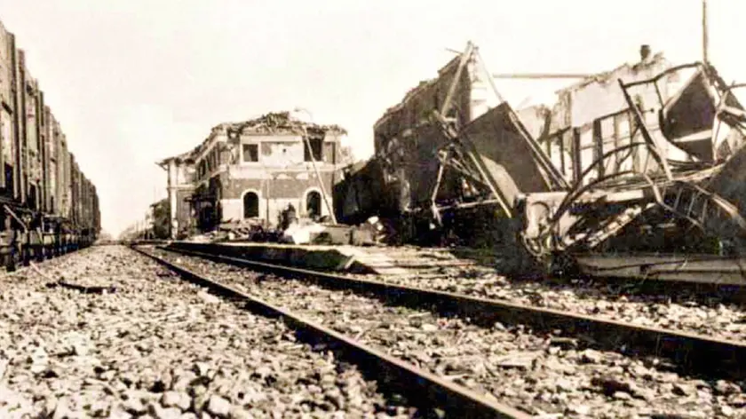 La stazione di Codroipo dopo lo scoppio, il 12 ottobre 1944, di cinque vagoni carichi di esplosivo (destinati al fronte tedesco nel Sud d’Italia) colpiti dall’aviazione alleata foto michelotto