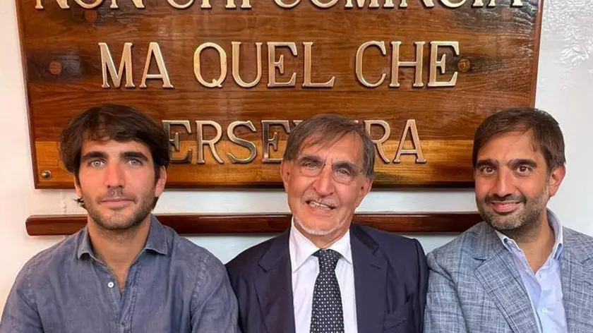 Una foto di Ignazio La Russa seduto tra i figli Lorenzo Cochis (s) e Geronimo pubblicata sul suo profilo facebook il 2 luglio 2023 sulla Vespucci. FACEBOOK / IGNAZIO LA RUSSA +++ ATTENZIONE LA FOTO NON PUO' ESSERE PUBBLICATA O RIPRODOTTA SENZA L'AUTORIZZAZIONE DELLA FONTE DI ORIGINE CUI SI RINVIA+++ NPK +++ (ignazio la russa, simbolica, privato)
