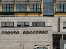 Un’ambulanza raggiunge il pronto soccorso dell’Azienda Ospedaliera Universitaria Integrata, Borgo Trento. Nella giornata di oggi si è registrata un’impennata nel numero di positivi Covid-19 in città e in regione. Verona, 21 ottobre 2020. ANSA/CLAUDIO MARTINELLI