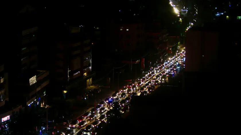 epa11621445 Lebanese people flee with their cars from southern Lebanon towards Sidon and Beirut, at Zahrani-Nabatieh road, in Ghazieh, southern Lebanon, 23 September 2024. Thousands of Lebanese fled southern Lebanon after the Israeli army issued an evacuation warning. The Israeli military announced on 23 September that it launched 'extensive' airstrikes on Hezbollah targets in Lebanon. Lebanese residents of villages in the Beqaa Valley 'who are inside or near houses where rockets and weapons are stored' have been warned to 'move away immediately! For your safety and protection', the statement added. According to Lebanon's Ministry of Health, at least 492 people have been killed and more than 1,645 others injured following continued Israeli airstrikes on southern Lebanese towns and villages since 23 September morning. EPA/STR