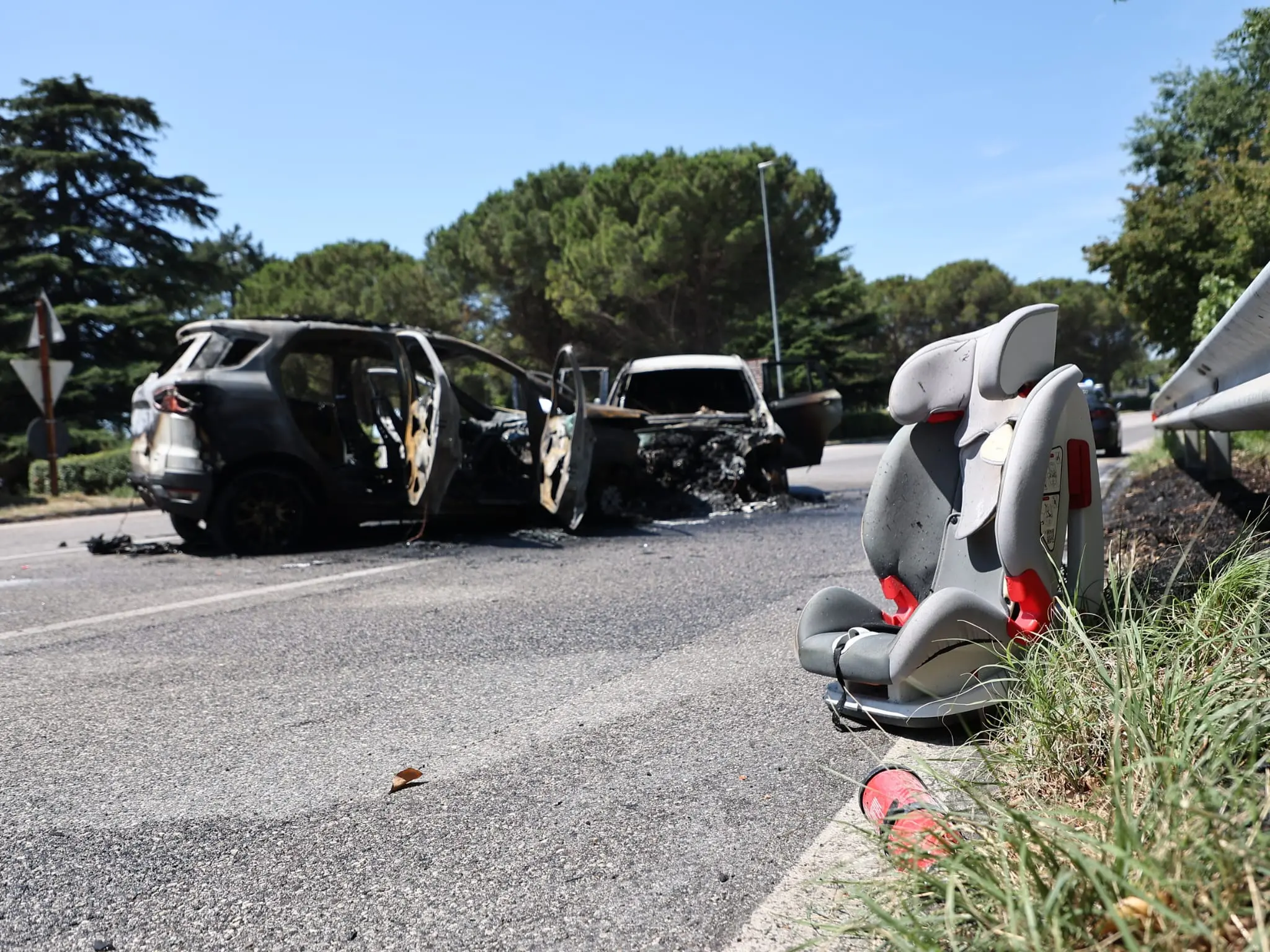 Le due auto carbonizzate a incendio spento (Lasorte)