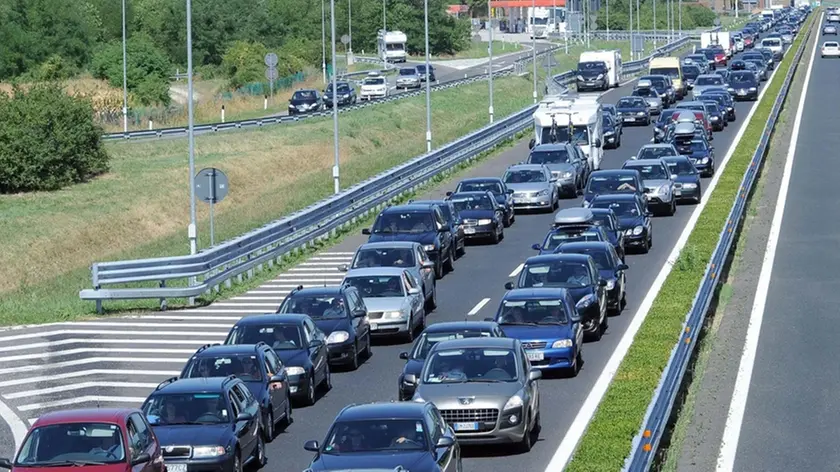 Incolonnamento di macchine sulla A23, dove si ?? creata una coda di i 20 km tra Udine Nord e il nodo di Palmanova verso la A4, dovuta all'esodo e al controesodo, Udine, 24 agosto 2013. ANSA/ US AUTOVIE VENETE ++NO SALES - EDITORIAL USE ONLY ++