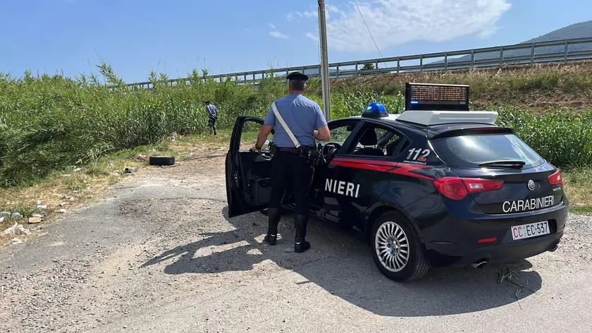 In una foto distribuita dai carabinieri, agenti sul luogo del duplice omicidio a Marinella di Sarzana, 7 giugno 2022. ANSA +++ HO NO SALES - DITORIAL USE ONLY +++ o +++ ANSA PROVIDES ACCESS TO THIS HANDOUT PHOTO TO BE USED SOLELY TO ILLUSTRATE NEWS REPORTING OR COMMENTARY ON THE FACTS OR EVENTS DEPICTED IN THIS IMAGE; NO ARCHIVING; NO LICENSING +++