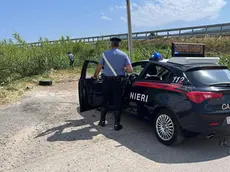 In una foto distribuita dai carabinieri, agenti sul luogo del duplice omicidio a Marinella di Sarzana, 7 giugno 2022. ANSA +++ HO NO SALES - DITORIAL USE ONLY +++ o +++ ANSA PROVIDES ACCESS TO THIS HANDOUT PHOTO TO BE USED SOLELY TO ILLUSTRATE NEWS REPORTING OR COMMENTARY ON THE FACTS OR EVENTS DEPICTED IN THIS IMAGE; NO ARCHIVING; NO LICENSING +++