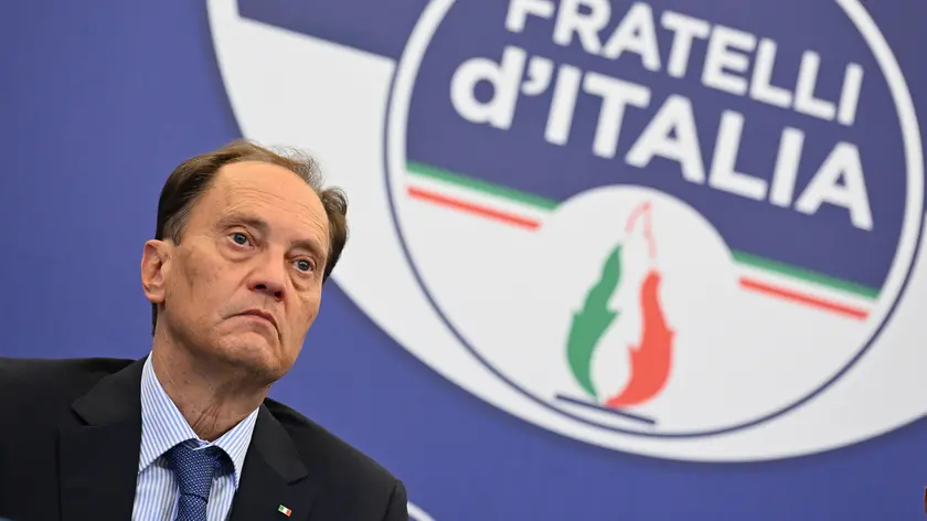 Il presidente dei gruppi del Senato di Fratelli d'Italia (FdI), Luca Ciriani, durante una conferenza stampa nella sala stampa allestita nell'hotel Parco dei Principi a Roma, 26 settembre 2022. ANSA/ETTORE FERRARI