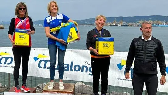 Maria Teresa Andreos sul gradino più alto del podio della 10 chilometri