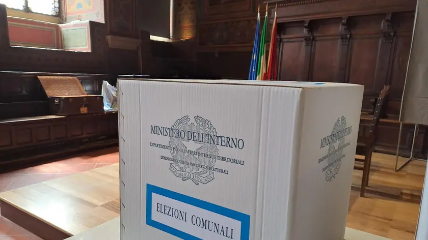 epa11397112 A ballot box is displayed in a polling station during the final preparations for the municipal and European elections in Perugia, central Italy, 08 June 2024. Italy will hold European Parliament elections on 08 and 09 June 2024. EPA/CLAUDIO SEBASTIANI