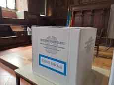 epa11397112 A ballot box is displayed in a polling station during the final preparations for the municipal and European elections in Perugia, central Italy, 08 June 2024. Italy will hold European Parliament elections on 08 and 09 June 2024. EPA/CLAUDIO SEBASTIANI