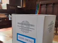 epa11397112 A ballot box is displayed in a polling station during the final preparations for the municipal and European elections in Perugia, central Italy, 08 June 2024. Italy will hold European Parliament elections on 08 and 09 June 2024. EPA/CLAUDIO SEBASTIANI